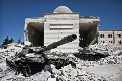 טנקים שרופים ליד מסגד בעיר עזאז שבצפון מערב סוריה, ב-2012 (צילום: Christiaan Triebert, CC BY 2.0)