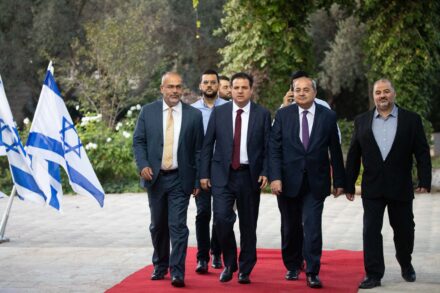חברי הרשימה המשותפת בדרכם לבית הנשיא, להמליץ על מועמד להרכבת הממשלה, אחרי הבחירות ב-2019 (צילום: יונתן זינדל / פלאש90)