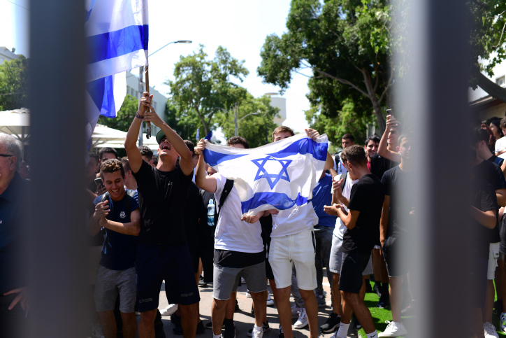 לא מאפשרים לדון על מדינה דמוקרטית או סיום הכיבוש. צעירים תומכי איתמר בן גביר בביקורו בבית ספר בליך ברמת גן (צילום: תומר נויברג / פלאש 90)