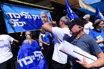 תומכי ליכוד בשוק הכרמל בתל אביב, ב-6 באוקטובר 2022 (צילום: תומר נויברג / פלאש90)