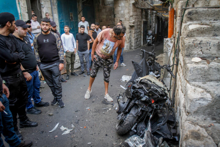 פלסטינים בשכם ליד האופנוע ההרוס של תאמר אל-כילאני, חבר בגוב האריות שנהרג בהתנקשות (צילום: נאסר שתייה / פלאש90)