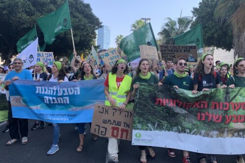בתמונות: צעדת האקלים הוציאה אלפי בנות ובני נוער למאבק על עתידם