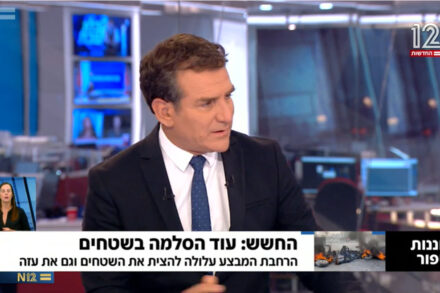 דני קושמרו באולפן שישי של ערוץ 12, ב-30 בספטמבר 2022 (צילום מסך מתוך המהדורה)
