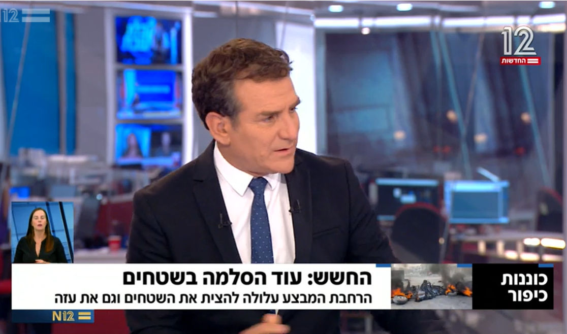 דני קושמרו באולפן שישי של ערוץ 12, ב-30 בספטמבר 2022 (צילום מסך מתוך המהדורה)
