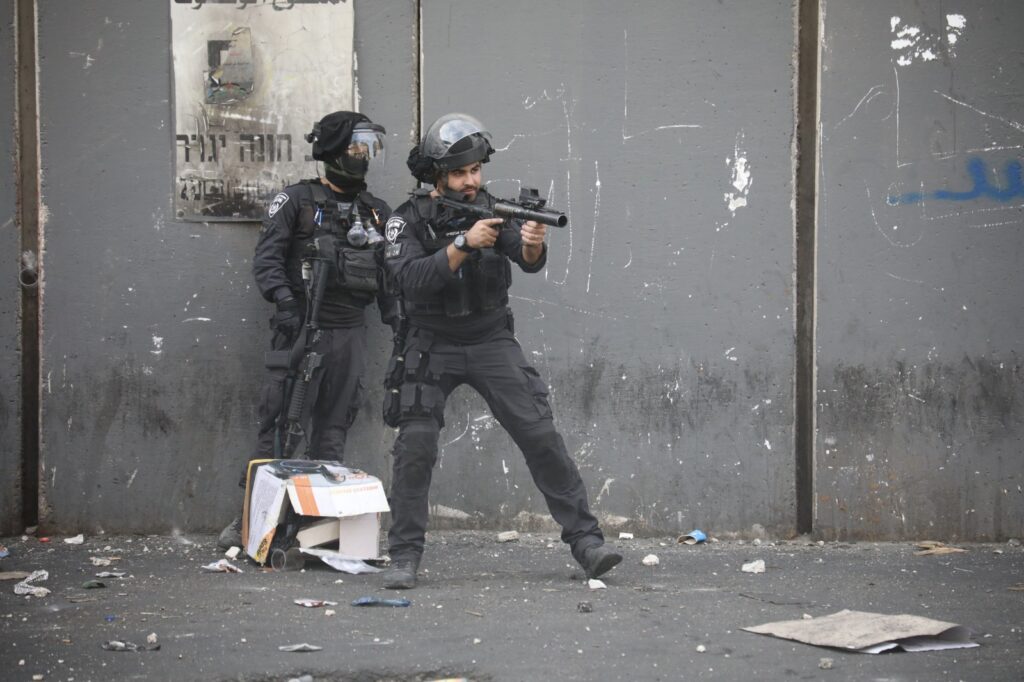 המשטרה במחנה שועפט במהלך עימותים במחאה נגד הענישה הקולקטיבית והסגר, 12 באוקטובר 2022 (צילום: אורן זיו)