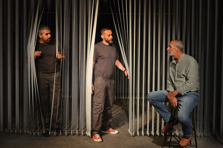 השחקנים קאמל באשה, תאמר נפאר ושהיר כבהא, בהצגה "איך לעשות מהפכה" (צילום: לואיז גרין)