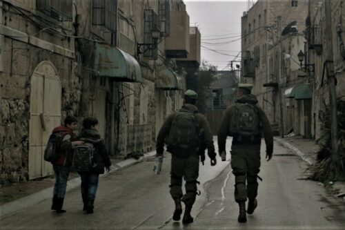 חיילים וילדים בחברון, מתוך הסרט "H2 - מעבדת שליטה"