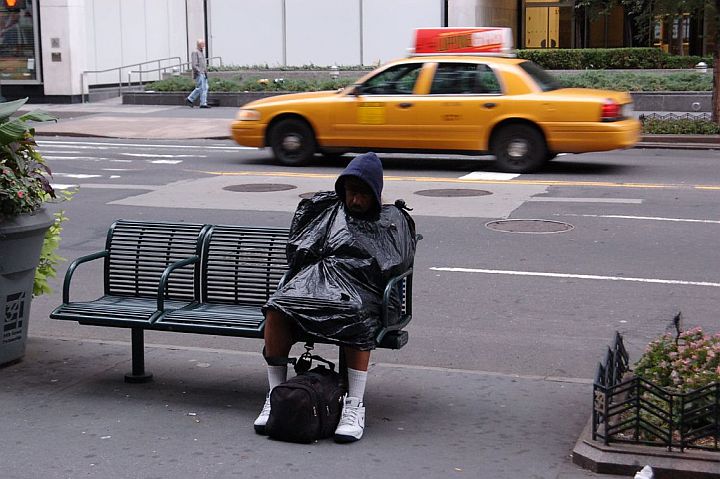 אחד מכל תשעה אמריקאים מקבל סיוע במזון מהמדינה. חסר בית בניו יורק (צילום: קרלן מסקולו CC BY-NC-ND 2.0)
