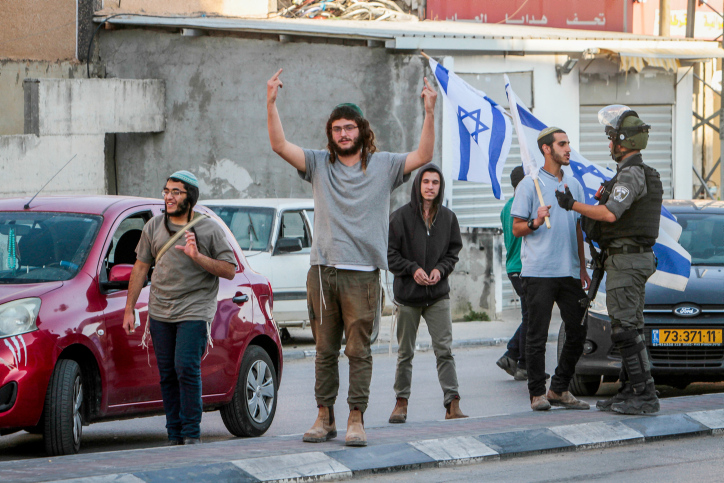 החיילים עומדים בצד, המשטרה לא עוצרת. מתנחלים בחווארה במאי 2022 (צילום: נאסר שתאיה / פלאש 90)