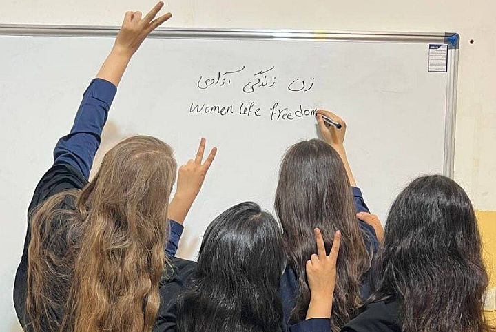 אשה, חיים, חירות. הפך לסמל עולמי. נשים במחאה באיראן