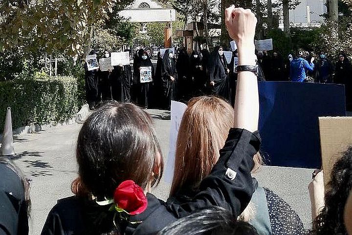 המאבק לזכויות נשים הוא מאבק לדמוקרטיה. מפגינות בטהראן