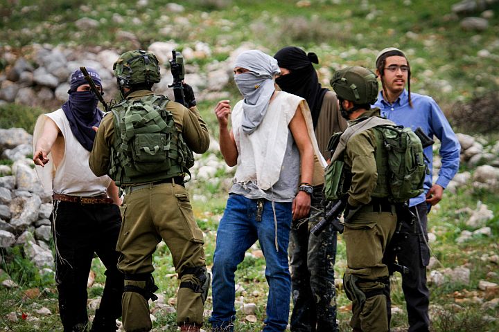 עושים יד אחת. מתנחלים וחיילים בכפר מדאמה ליד שכם, 2017 (צילום: נאסר שתייה / פלאש 90)
