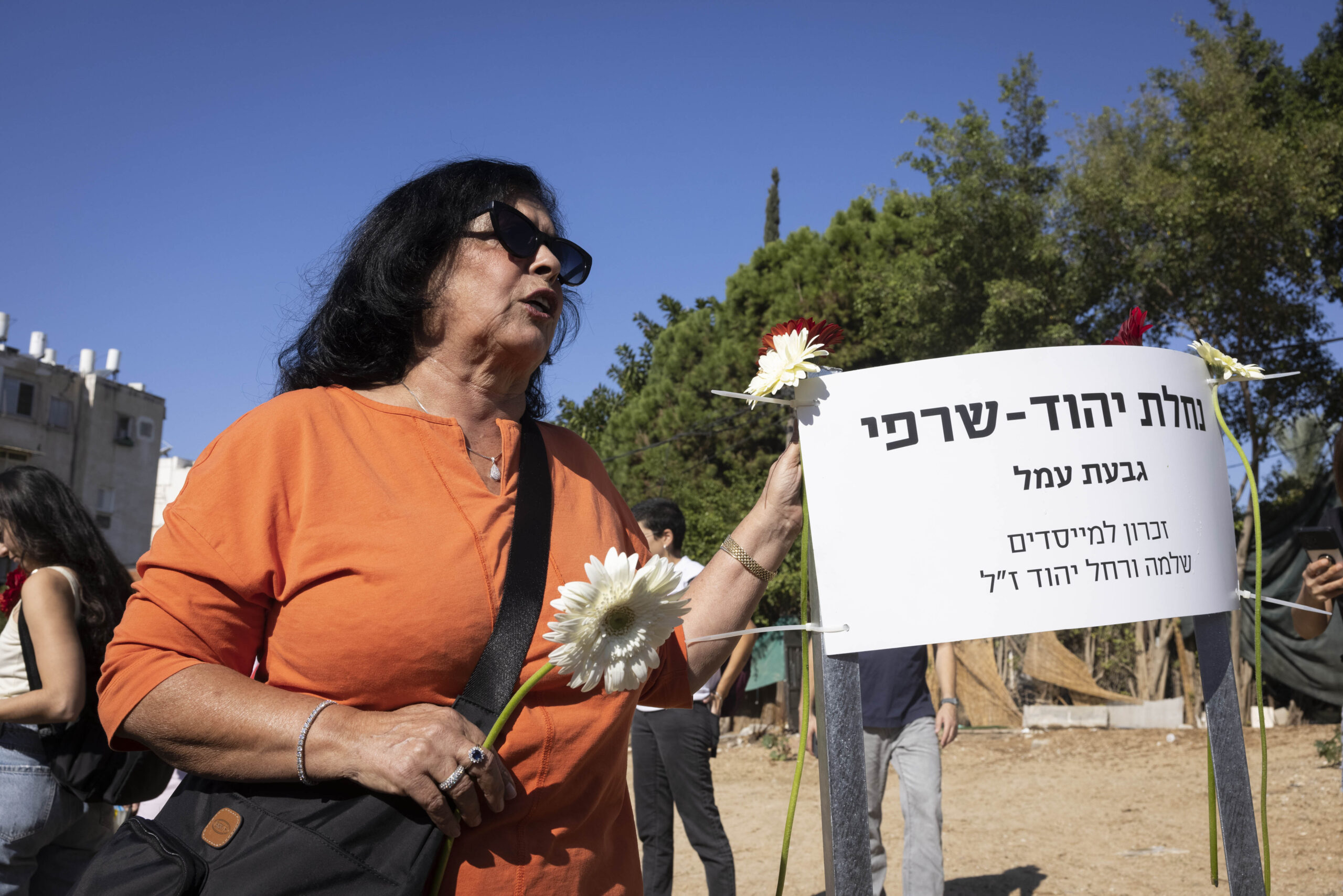 ציונה יהוד במקום שבן שכן ביתה, במהלך אירוע זיכרון לציון שנה לפינוי שכונת גבעת עמל בתל אביב, 18 בנובמבר 2022 (צילום: אורן זיו)