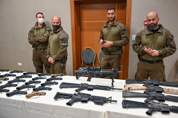 רוב הנשק שרוצח אזרחים ערבים מגיע כנראה מהצבא. שוטרים בנצרת מציגים נשק שנתפס מעבריינים, נובמבר 2021 (צילום: מיכאל גלעדי / פלאש 90)