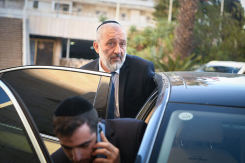 יו"ר ש"ס, אריה דרעי, יוצא מפגישת מו"מ קואליציוני בירושלים, ב-16 בנובמבר 2022 (צילום: אריה לייב אברמס / פלאש90)