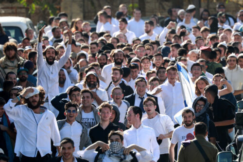 החיילים לא ניסו לעצור. ישראלים אתמול בחברון באירוע "חיי שרה". המצולמים לא קשורים לאירועים המתוארים בכתבה (צילום: ויסאם השלמון/ פלאש 90)
