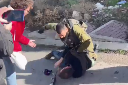 "לא רק שהיו סופר אלימים ואגרסיביים, אלא כאילו שלא התחנכו באף צבא, לא הבינו איך לתפעל נשק, או אפילו איפה הם נמצאים". חייל תוקף פעיל בקבוצת בני אברהם בחברון, 25 בנובמבר 2022 (צילום: שוברים שתיקה)