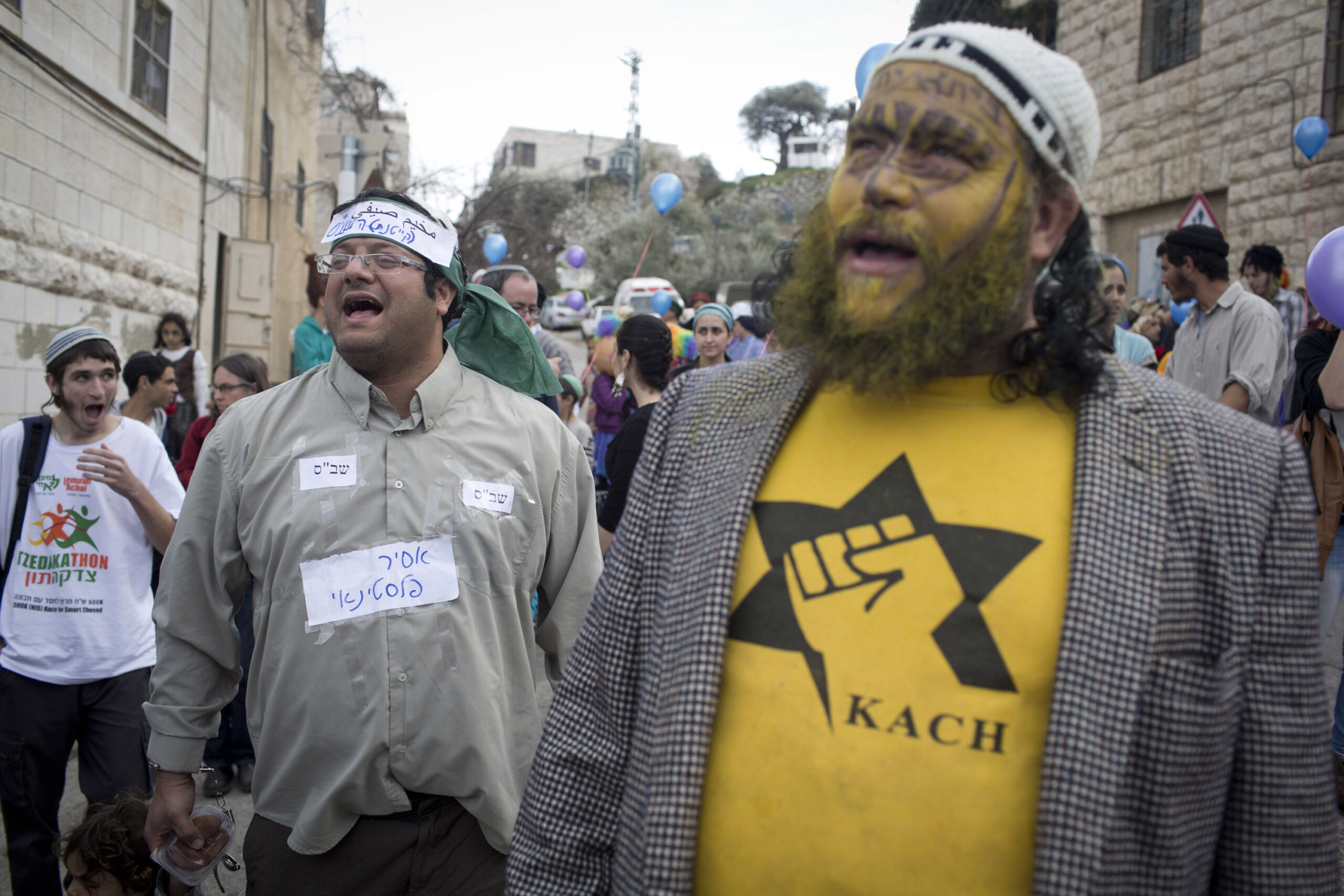 בן גביר ובנצי גופשטיין בעדלאידע ברחוב השוהדא בחברון, 2013 (צילום: אורן זיו)