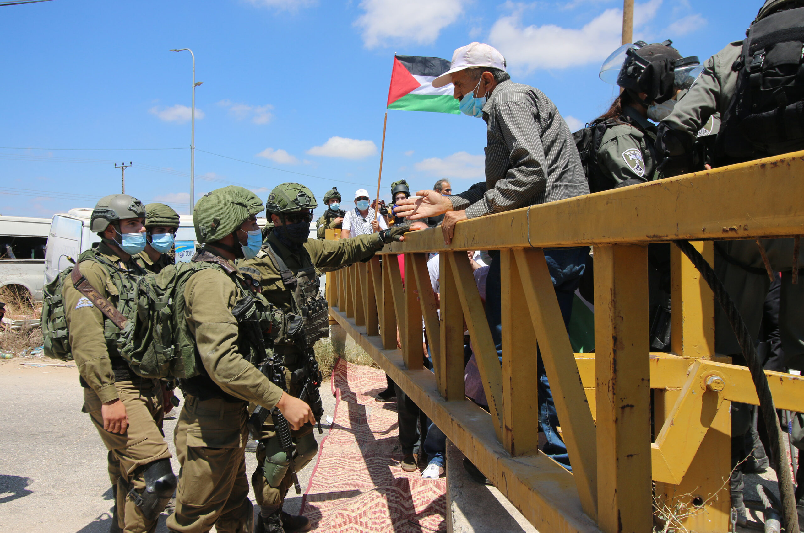 מחאה בכפר חארס נגד אלימות מתנחלים ופגיעה בעצי זית, אוגוסט 2020 (צילום: אחמד אל-באז/ אקטיבסטילס)