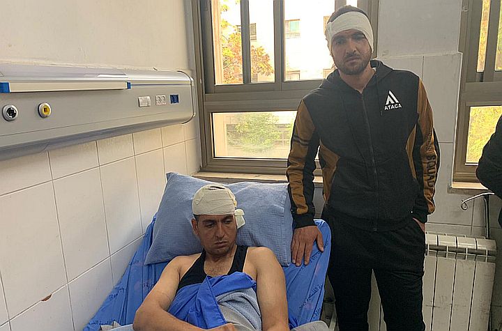 "הם היו רעולי פנים וחמושים". חאמד אל-משני (ימין) ואחיו מוחמד בבית החולים בחברון (צילום: באסל אל-עדרה)