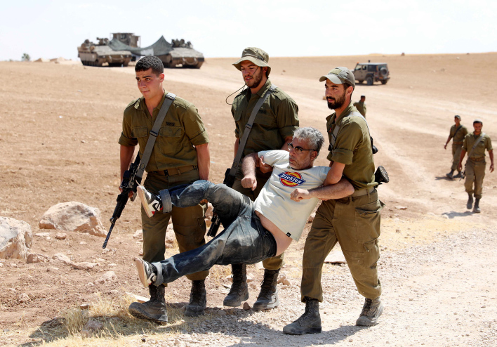 מאבק מעורר השראה. חיילים גוררים פעיל ישראלי במחאה במסאפר יטא, יוני 2022 (צילום: ויסאם השלאמון / פלאש 90)