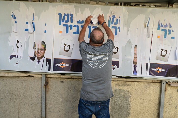 בן גביר הלך על משילות. אזרח קורע כרזה של בן גביר בתל אביב (צילום: אבשלום ששוני / פלאש 90)