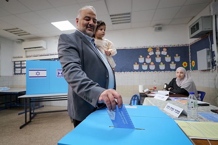 התזה שלו זכתה להצלחה. מנסור עבאס מצביע בבחירות בנובמבר 2022 (צילום: ג'מאל עווד / פלאש 90)