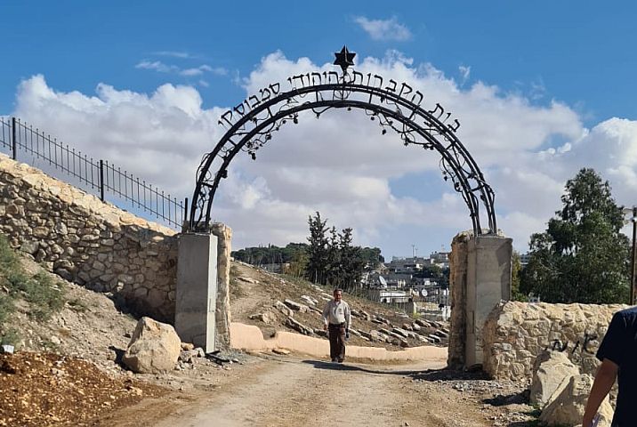 מנסים לספר סיפור יהודי בלבד. בית הקברות סמבוסקי השבוע (צילום: עמק שווה)