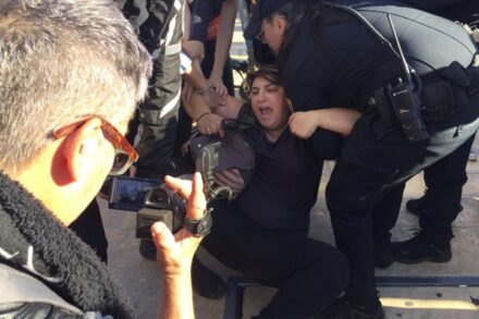 ספיר סלוצקר עמראן נעצרת על ידי שוטרים, בזמן חסימת הצומת ליד כיכר הבימה בתל אביב. שביתת הנשים 2018 (צילום: עדו קונרד)