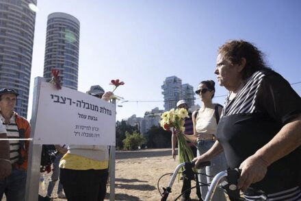 תקעו שלטי זיכרון במקום בו עמדה הבתים. לבנה רצבי במקום שבו היה ביתה בגבעת עמל, 18 בנובמבר 2022 (צילום: אורן זיו)