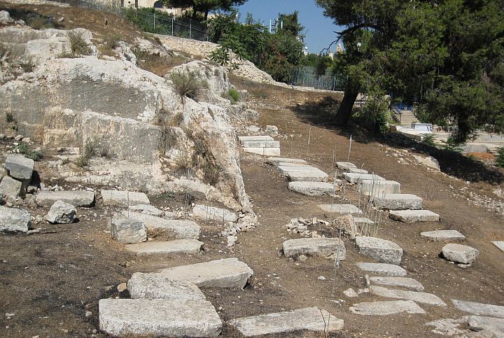 רוצים לעשות לו רילוקיישן. בית הקברות הקראי (צילום: עמק שווה)