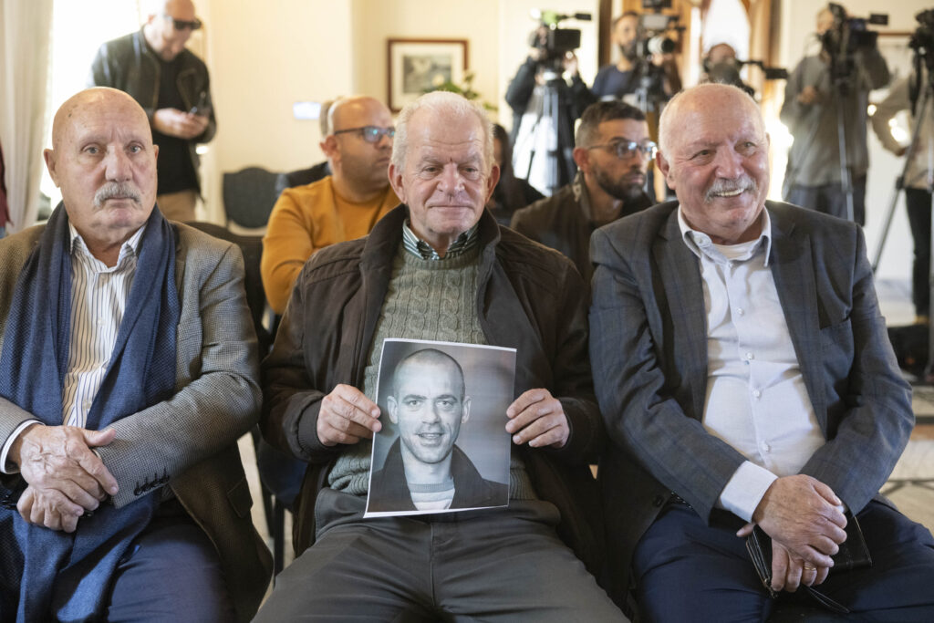 אביו של סאלח חמורי מחזיק את תמונתו במהלך כינוס במזרח ירולשים, 2 בדצמבר 2022 (צילום: אורן זיו)