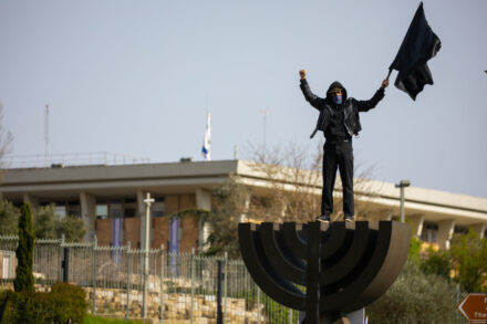 הפגנה מול הכנסת "להצלת הדמוקרטיה", ב-23 במרץ 2020 (צילום: אוליבייה פיטוסי / פלאש90)