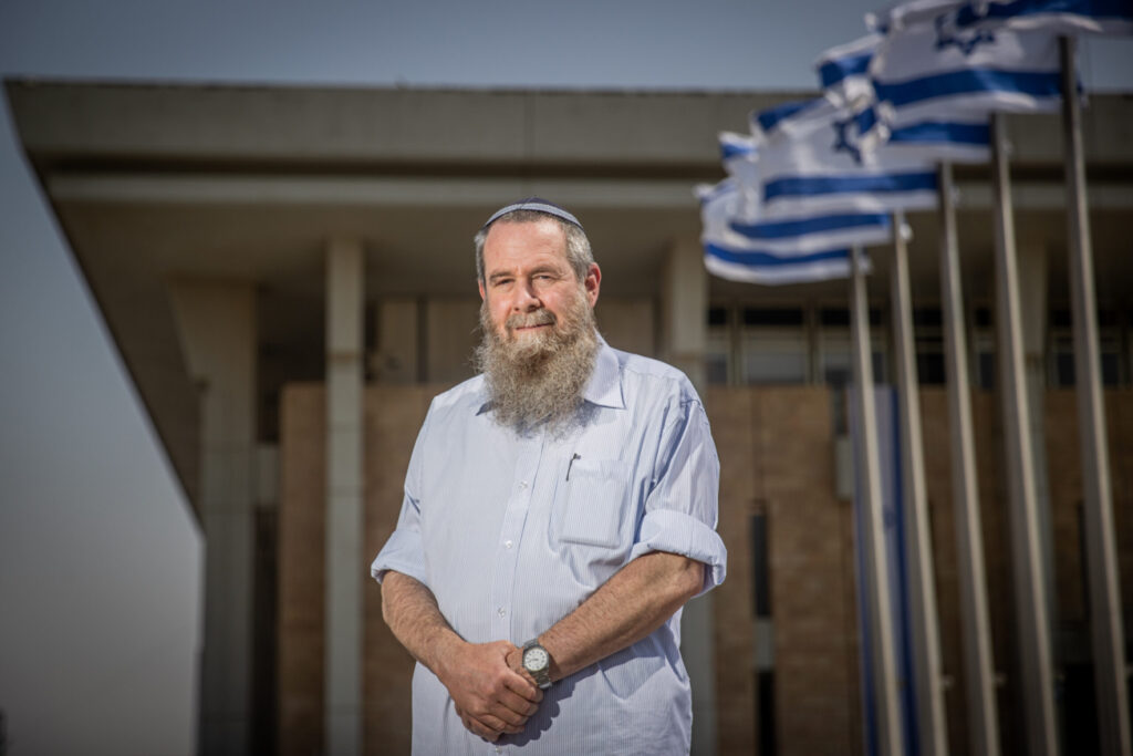 ח"כ אבי מעוז ממפלגת נעם, ליד הכנסת, ב-19 ביולי 2021 (צילום: יונתן זינדל / פלאש90)