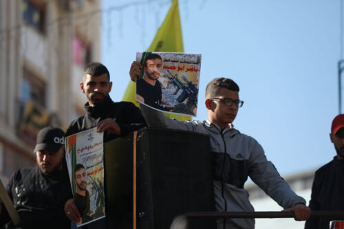 פלסטינים משתתפים במחאה ברמאללה לאחר מותו של האסיר הביטחוני נאצר אבו חמיד, ב-20 בדצמבר 2022 (צילום: סטרינגר / פלאש90)