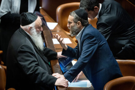 חברי הכנסת יצחק גולדקנופף ומשה גפני מיהדות התורה, בכנסת, ב-20 בדצמבר 2022 (צילום: יונתן זינדל / פלאש90)