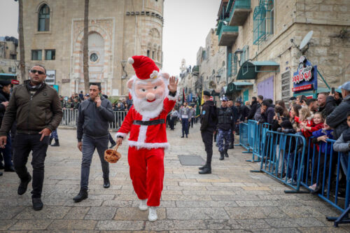 פלסטינים בצעדת חג המולד מחוץ לכנסיית המולד בבית לחם, ב-24 בדצמבר 2022 (צילום: ויסאם השלמון / פלאש90)