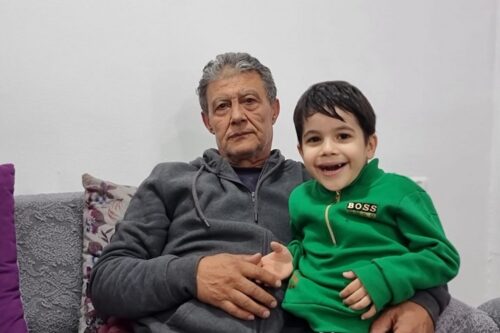 "אני לא יודע אם להזמין אנשים, כי לא יודע אם יהיה לנו בית". ערפאת אל-נבי ובנו בביתם בוואדי קדום (יובל אברהם)