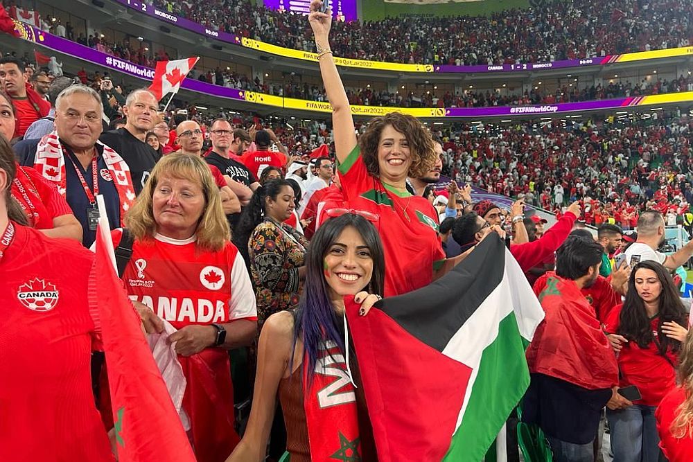 אפילו אוהדים מדרום אמריקה באו לצטלם עם הדגל הפלסטיני. מהא אגבאריה (במרכז) עם דגל פלסטין (צילום: באדיבות מהא אגבאריה)