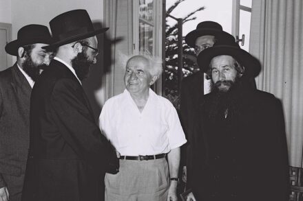 הדתיים לא היו מוכנים לוותר, ובן גוריון התקפל. דוד בן גוריון עם רבנים חסידים ב-1959 (צילום: משה פרידן / לע"מ)
