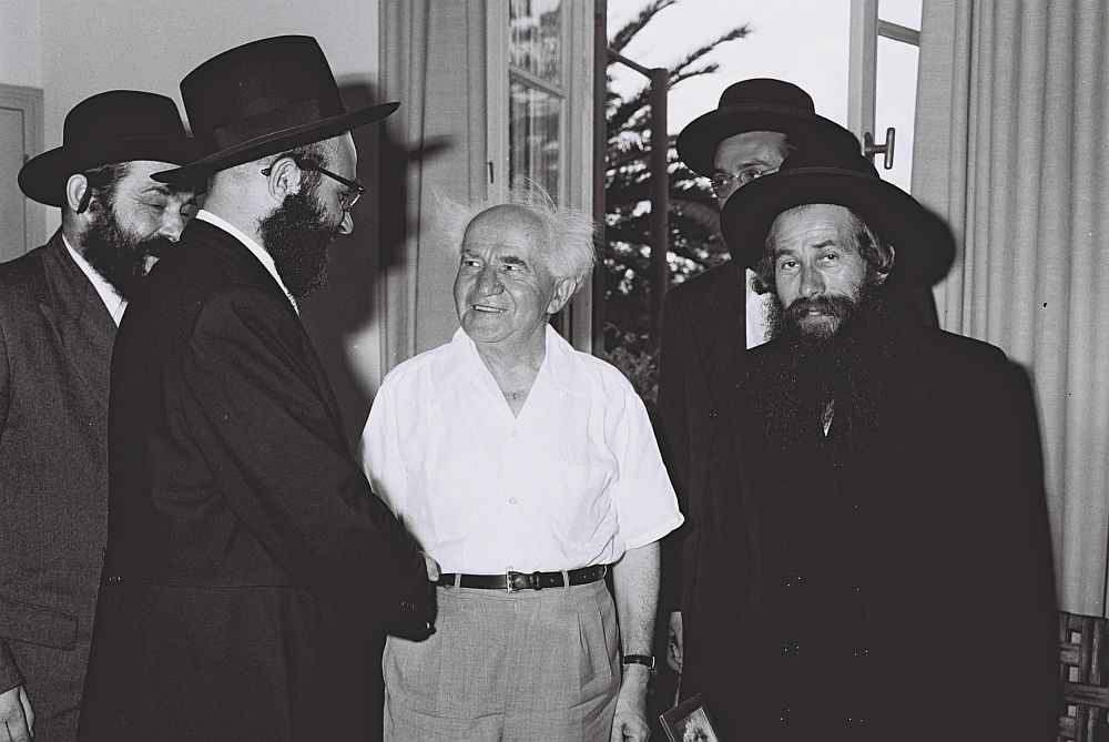 הדתיים לא היו מוכנים לוותר, ובן גוריון התקפל. דוד בן גוריון עם רבנים חסידים ב-1959 (צילום: משה פרידן / לע"מ)