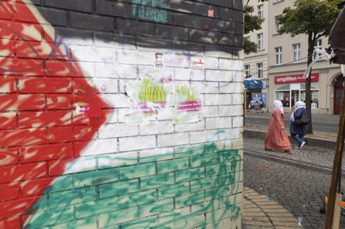 מי שמדבר על הנכבה - ננזף. ציור קיר ברובע קרויצברג בברלין, יולי 2022 (צילום: אורן זיו)