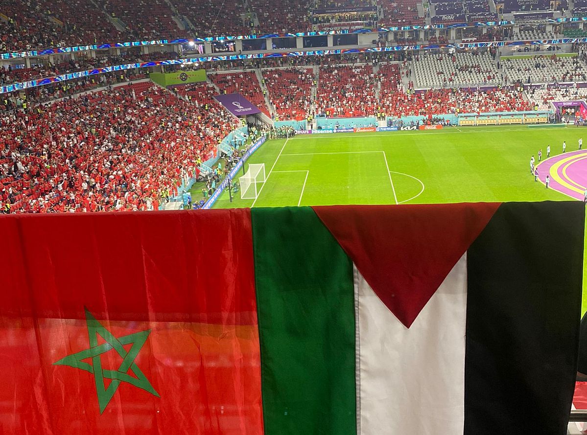 האוהדים הערבים אימצו בחום. דגל פלסטין ומרוקו באיצטדיון במונדיאל בקטר (צילום: מהא אגבאריה)