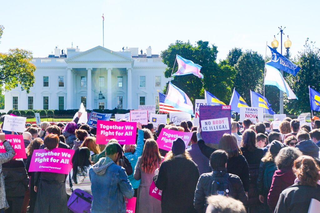 "לא ימחקו אותנו": הפגנה למען זכויות טרנסג'נדרים מול הבית הלבן בוושינגטון, ב-22 באוקטובר 2018 (צילום: Ted Eytan, CC BY-SA 2.0)