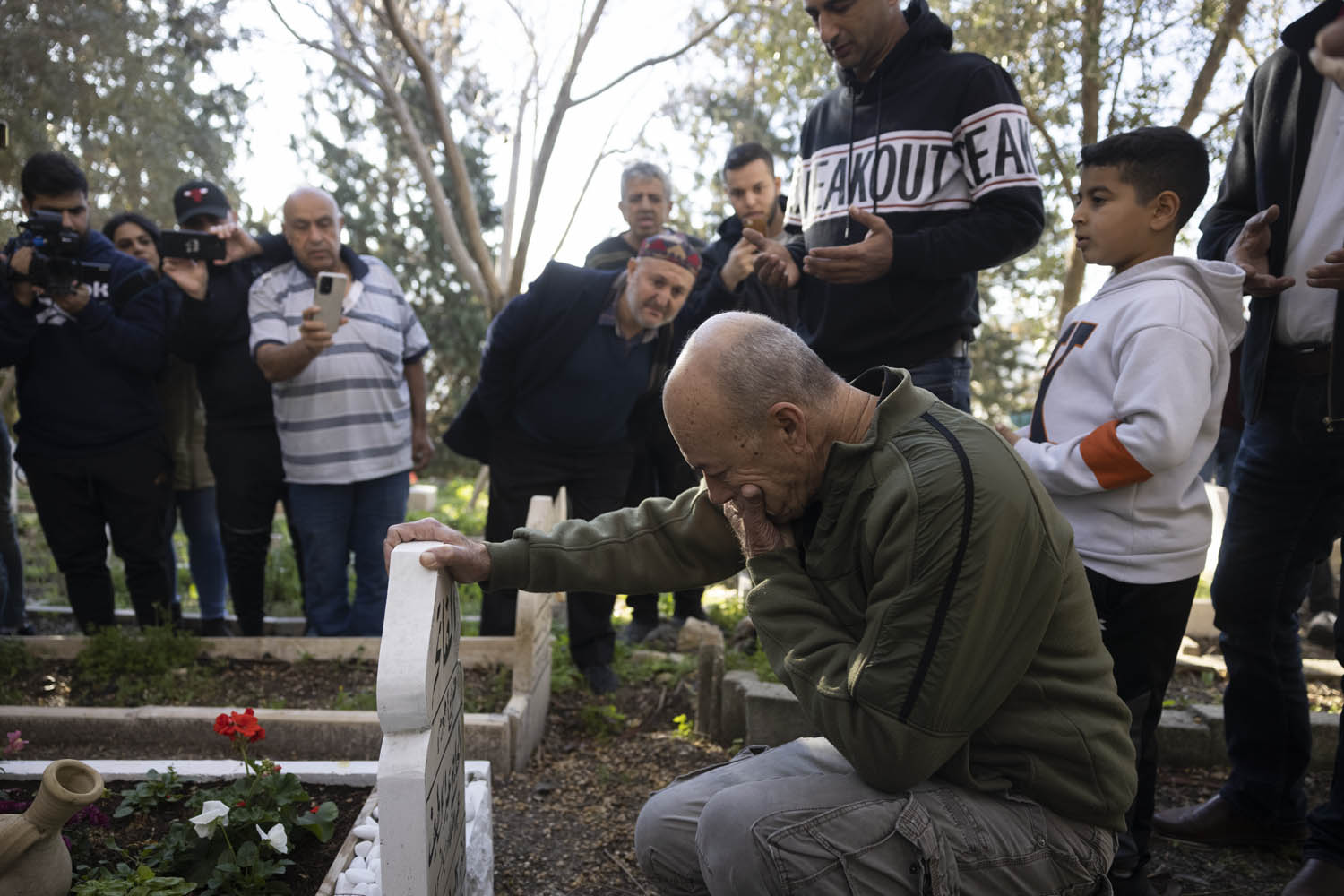 מאהר יונס מבקר את הקבר של אבו לאחר שיחררו מהכלא, בכפר ערערה, ינואר 19, 2022.