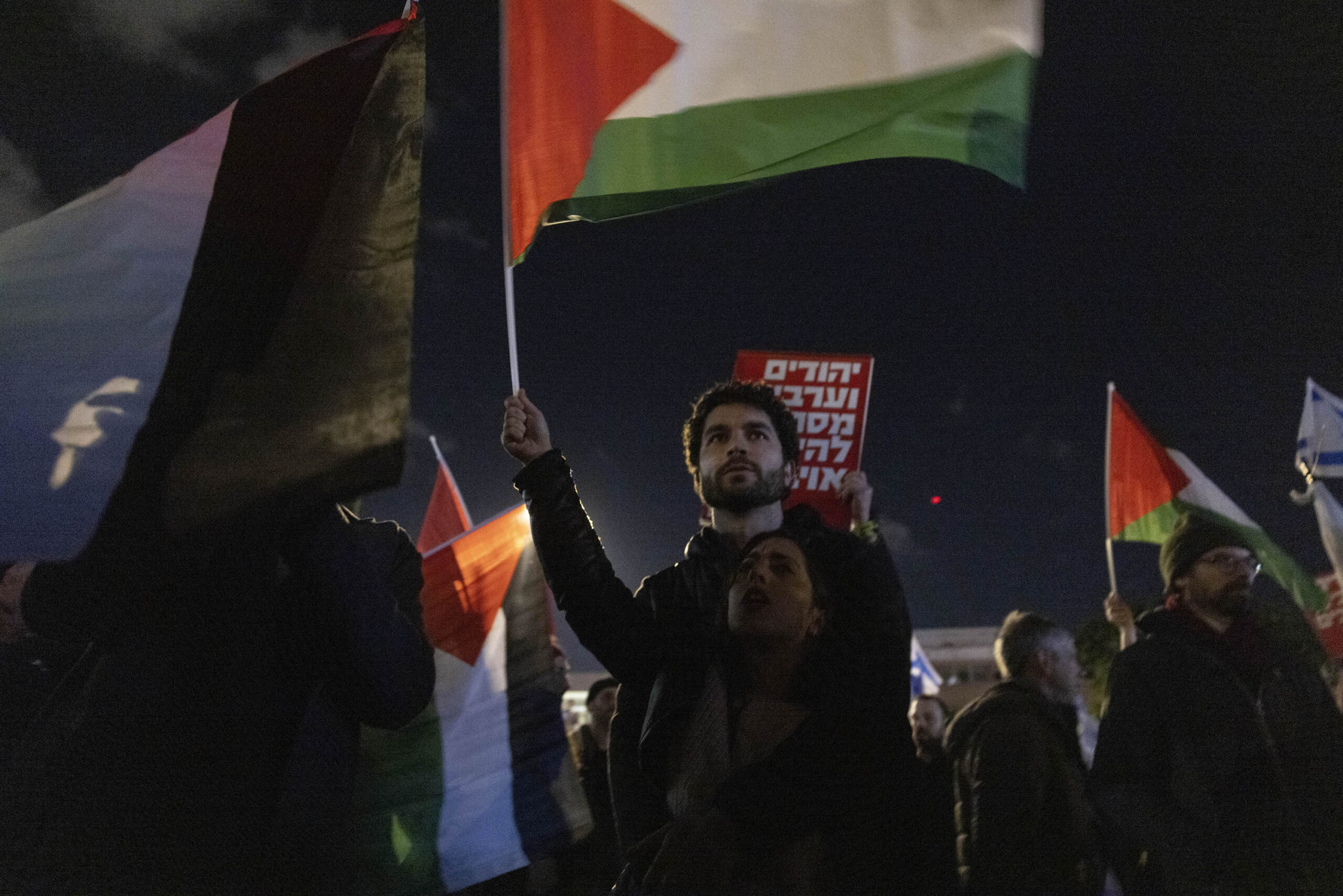 דגל פלסטין עורר התנגדות, אבל רוב המפגינים השלימו אתו. מפגין במחאה בכיכר הבימה (צילום: אורן זיו)