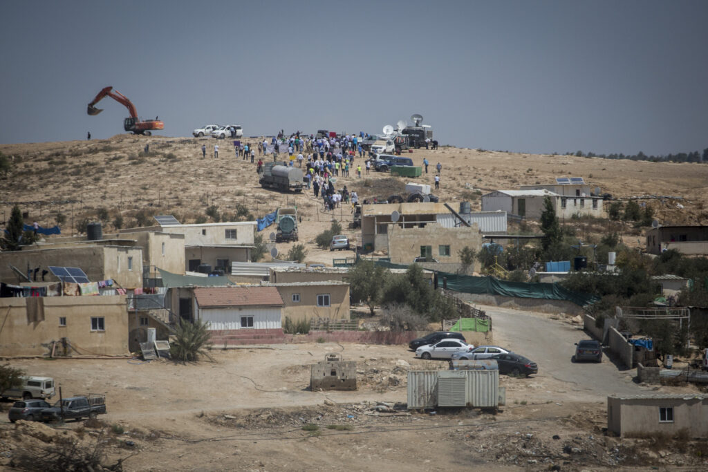 בולדוזרים מעל הכפר אום אל חיראן, ב-27 באוגוסט 2015 (צילום: הדס פרוש / פלאש90)