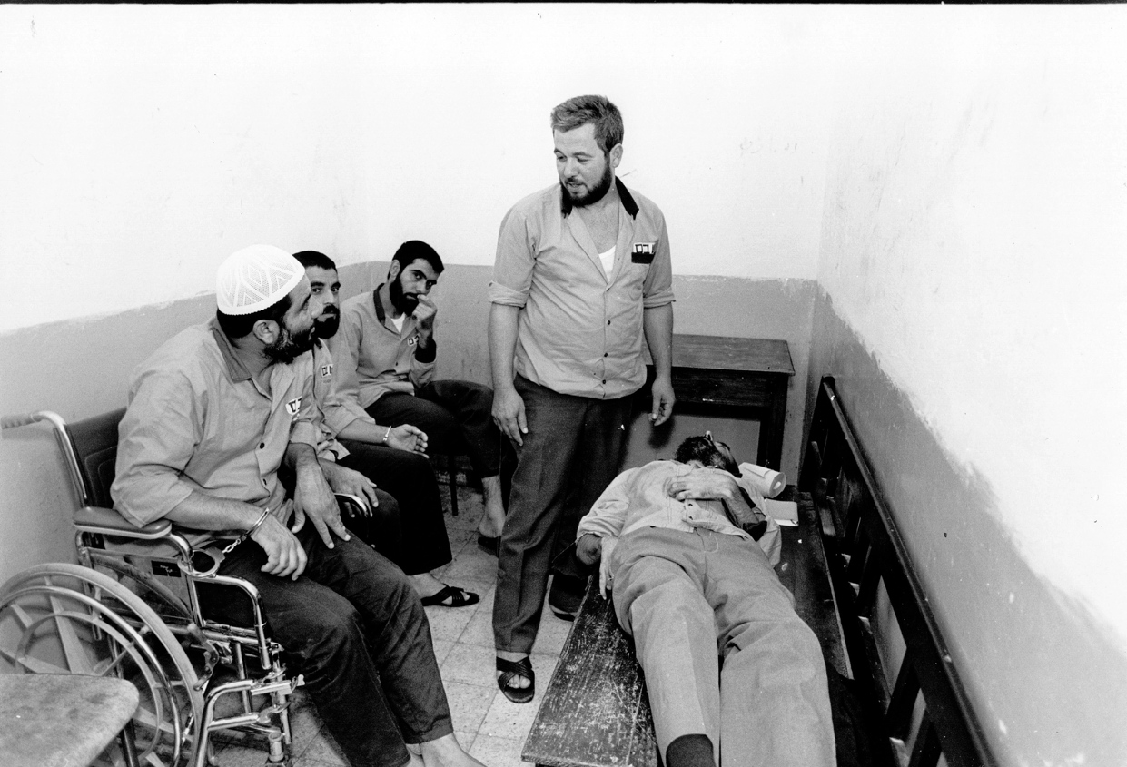 התנגד להחלטה של האחים המוסלמים. אחמד יאסין (משמאל) בעת משפטו בבית כלא בעזה בשנות ה-80 (צילום: משה שי / פלאש 90)