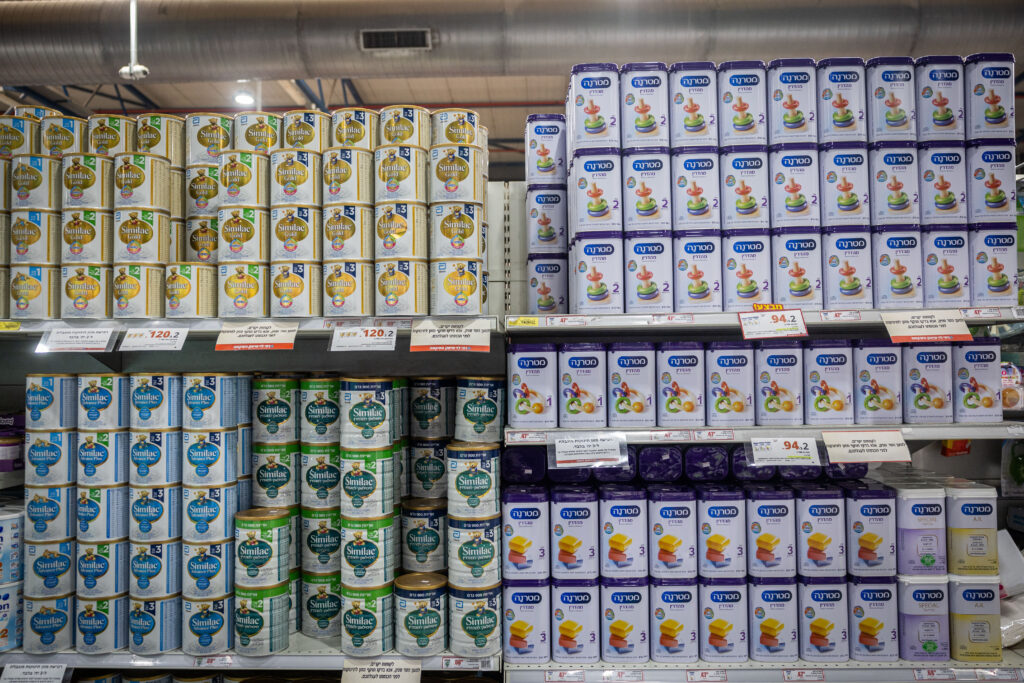 תרכובות מזון לתינוקות בסופרמרקט בירושלים, ב-3 בפברואר 2022 (צילום: יונתן זינדל / פלאש90)