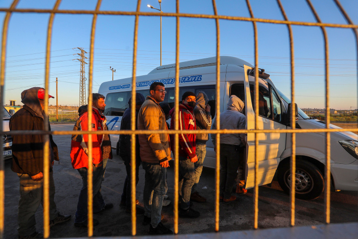 פועלים פלסטינים במחסום ארז, מרץ 2022 (צילום: עטיה מוחמד / פלאש90) 